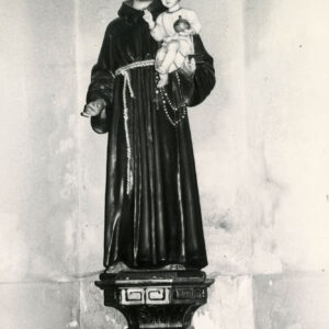 rzeźba świętego w długich szatach z Dzieciątkiem na ręku