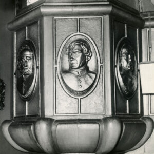 zdobiny płaskorzeźbionymi portretami w owalach fragment ambony