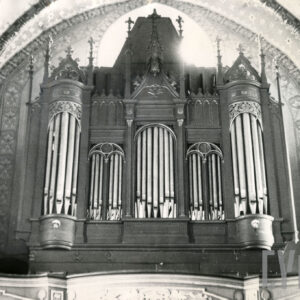 bogato zdobione organy w drewnianej szafie organowej na chórze muzycznym