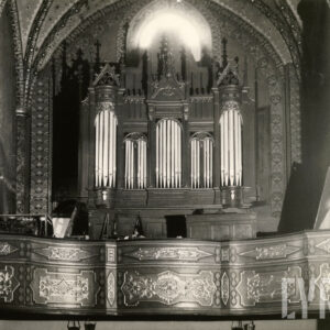 bogato zdobione organy w drewnianej szafie organowej na chórze muzycznym