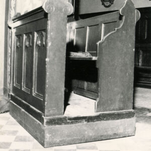 drewniana ławka z trzema siedzeniami i klęcznikiem