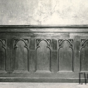 bogato zdobiona drewniana ławka z klęcznikiem