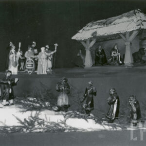 kilkanaście drewnianych figurek symbolizujących postaci z historii Polski stojących w orszaku do żłóbka