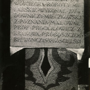 kamienna tablica z napisami przytwierdzona do ściany