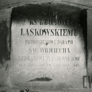 kamienna tablica z napisami przytwierdzona do muru