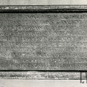 kamienna tablica z napisami przytwierdzona do muru