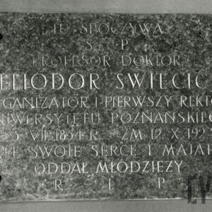 kamienna tablica z napisami przytwierdzona do muru