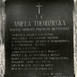 kamienna tablica z napisami przytwierdzona do muru