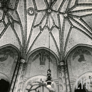 czarno-biała fotografia malowideł i zdobień ścian i sklepień kościoła z wizerunkami świętych