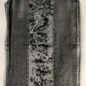 czarno-białe zdjęcie szaty liturgicznej z haftowaną we wzory roślinne kolumna pośrodku
