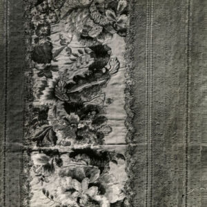 czarno-białe zdjęcie fragmentu szaty liturgicznej z roślinnym haftem