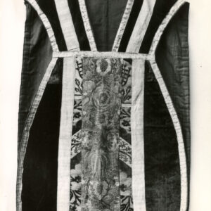 czarno-białe zdjęcie szaty liturgicznej (w oryginale czerwonej) z haftowanym, pionowym pasem pośrodku