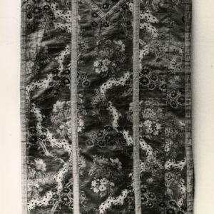 czarno-białe zdjęcie szaty liturgicznej z kwiecistego materiału