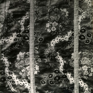 czarno-białe zdjęcie fragmentu szaty liturgicznej z kwiecistego materiału