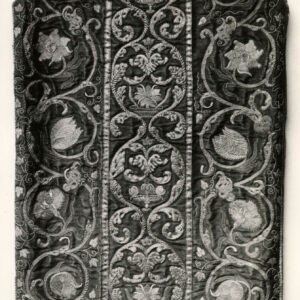 czarno-białe zdjęcie czerwonej szaty liturgicznej haftowanej w kwiecisty wzór