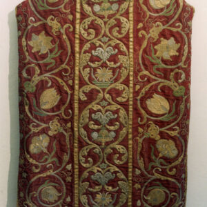 czerwona szata liturgiczna haftowana w kwiecisty wzór