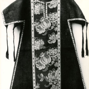 czarno-białe zdjęcie szaty liturgicznej z kolumną haftowaną w kwiecisty wzór