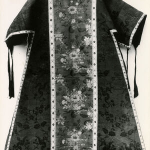 czarno-białe zdjęcie szaty liturgicznej z kolumną haftowaną w kwiecisty wzór