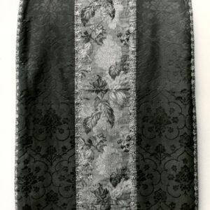 czarno-białe zdjęcie szaty liturgicznej z kolumną haftowaną w kwiecisty wzór