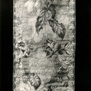 czarno-białe zdjęcie kolumny szaty liturgicznej haftowanej w kwiecisty wzór