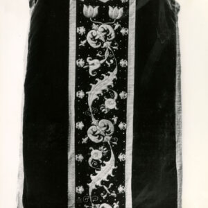 czarno-białe zdjęcie szaty liturgicznej z kolumną haftowaną w kwiecisty wzór