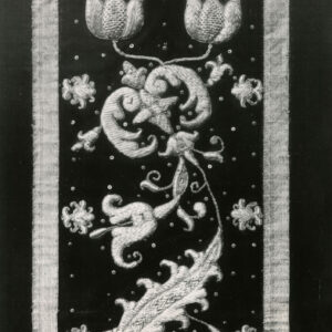 czarno-białe zdjęcie szaty liturgicznej z kolumną haftowaną w kwiecisty wzór