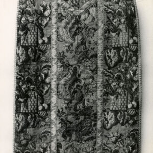 czarno-białe zdjęcie haftowanej na całej powierzchni szaty liturgicznej