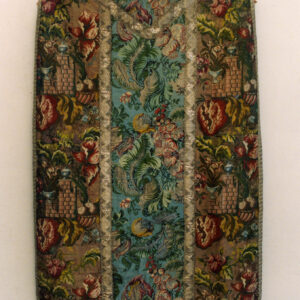 kolorowa szata liturgiczna haftowana na całej powierzchni w kwiaty i motywy martwej natury