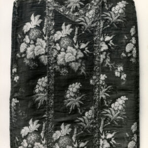 czarno-białe zdjęcie szaty liturgicznej bogato haftowanej na całej powierzchni we wzór kwiatów i liści
