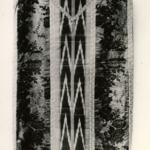 czarno-białe zdjęcie szaty liturgicznej haftowanej po bokach we wzór roślinny z geometrycznym pasem pośrodku