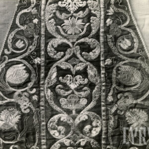 czarno-białe zdjęcie szaty liturgicznej haftowanej na całej powierzchni we wzór roślinny z elementami martwej natury