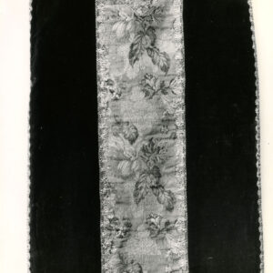 czarno-białe zdjęcie szaty liturgicznej haftowanej na kolumnie środkowej i gładkiej po bokach