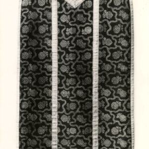 czarno-białe zdjęcie szaty liturgicznej haftowanej na całej powierzchni we wzór roślinny