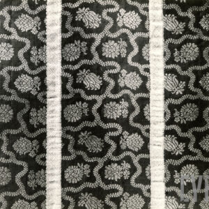 czarno-białe zdjęcie fragmentu szaty liturgicznej haftowanej na całej powierzchni złotą nicią we wzór roślinny