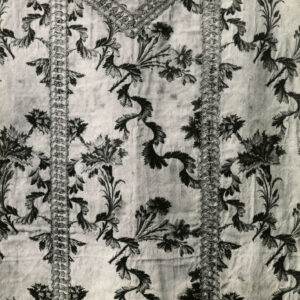 czarno-białe zdjęcie fragmentu szaty liturgicznej haftowanej na całej powierzchni we wzór roślinny
