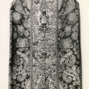 czarno-białe zdjęcie szaty liturgicznej haftowanej na całej powierzchni we wzór roślinny i figuralny