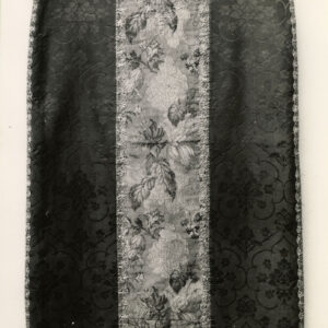 czarno-biała fotografia szaty liturgiczna z tłoczonego materiału z pionowym kwiecistym pasem pośrodku