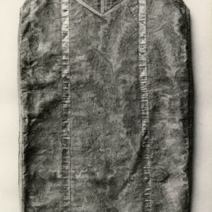 czarno-biała fotografia szaty liturgicznej z tłoczonego materiału