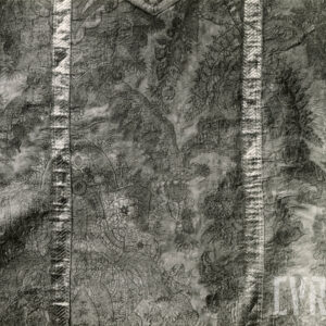 czarno-biała fotografia szaty liturgicznej z tłoczonego materiału