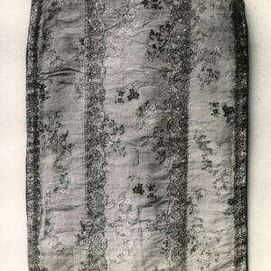 czarno-białe zdjęcie białego ornatu w drobne, kwiatowe wzory na całej powierzchni