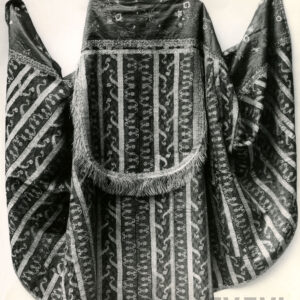 czarno-biała fotografia wzorzystej peleryny z kapturem 