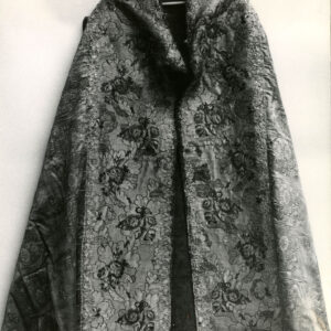 czarno-biała fotografia wzorzystej peleryny z kapturem