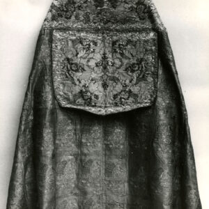 czarno-biała fotografia wzorzystej peleryny z kapturem