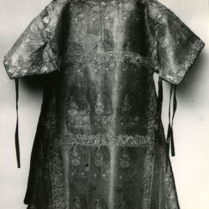 czarno-biała fotografia wzorzystej szaty liturgicznej z krótkimi rękawami wiązanej po bokach tasiemkami