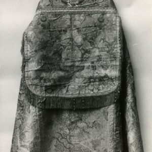 czarno-biała fotografia kremowej, wzorzystej peleryny z kapturem 