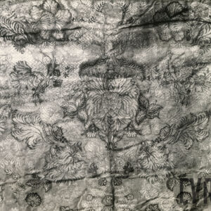 czarno-biała fotografia kaptura wzorzystej peleryny