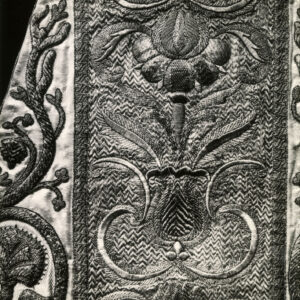 czarno-białe zdjęcie fragmentu szaty liturgicznej haftowanej na całej powierzchni we wzór kwiatowy