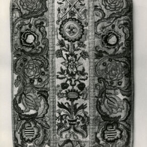 czarno-białe zdjęcie szaty liturgicznej haftowanej na całej powierzchni we wzór kwiatowy