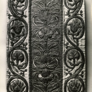 czarno-białe zdjęcie szaty liturgicznej haftowanej na całej powierzchni we wzór kwiatowy