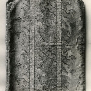 czarno-biała fotografia szaty liturgicznej z wzorzystego rypsu